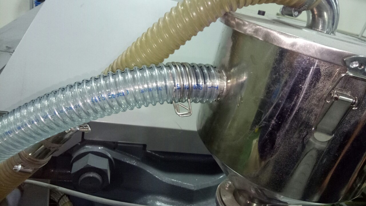 Ống dẫn kết hợp với kẹp tiếp mát để giải phóng tĩnh điện trong ống