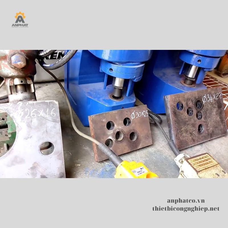 Máy đột thủy lực